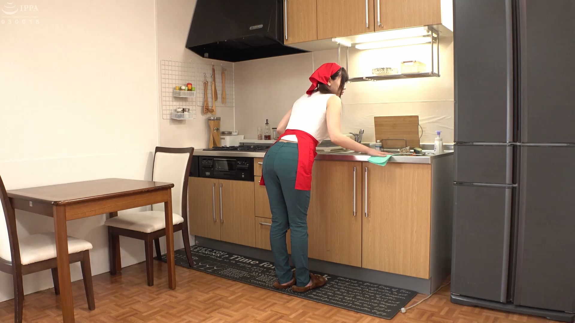 Mutfak Temizliği Yapan Hamarat Ev Hanımına Yanaşmalı İlişki izle